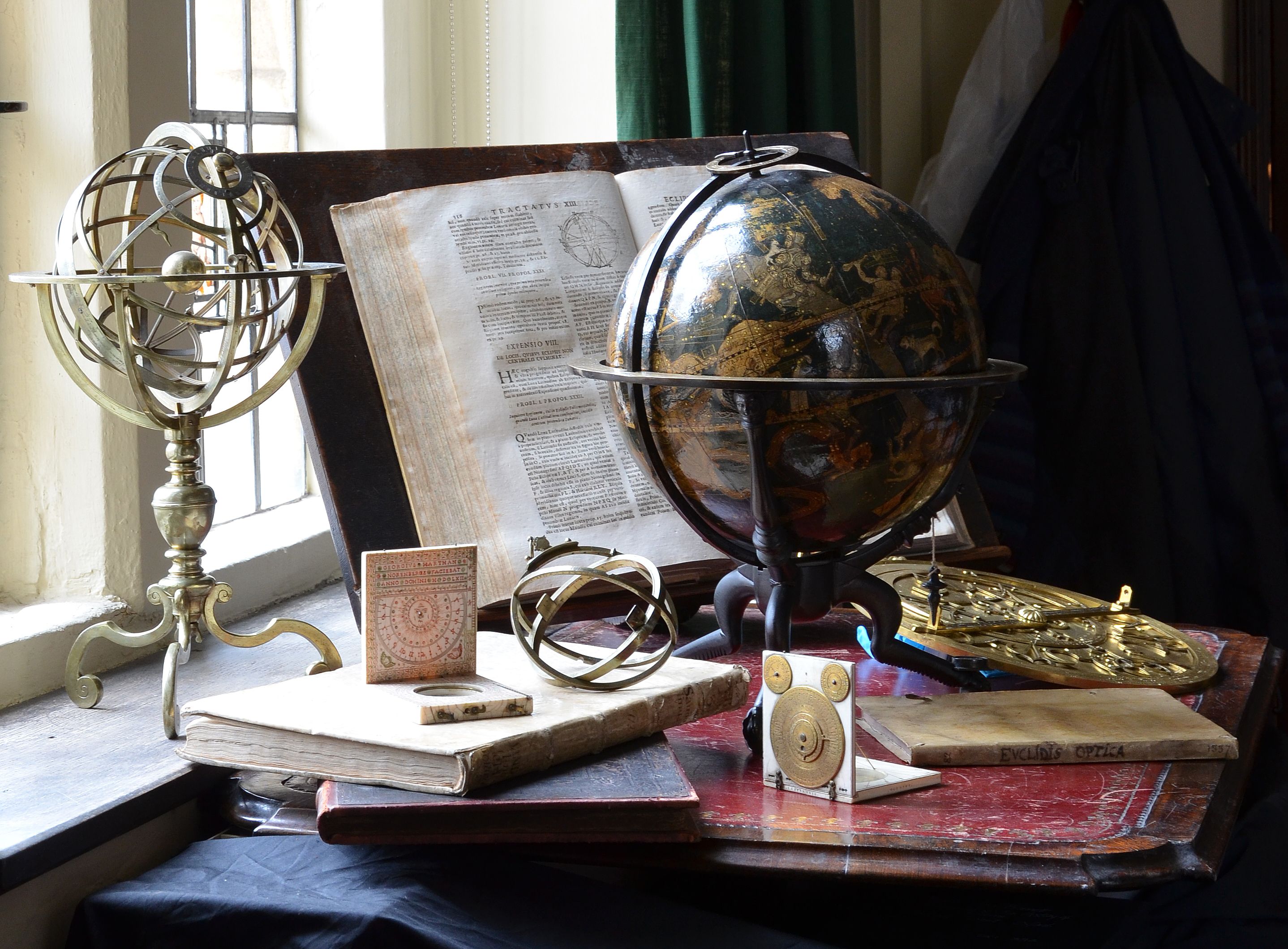 Научные знания история. Старинный Глобус. Глобус на столе. Исторические предметы. Наука Глобус.