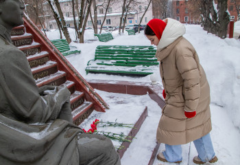 В День Защитника Отечества студенты РГСУ возложили цветы к памятникам