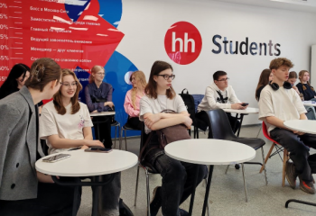Студенты и преподаватели кафедры иностранных языков и культуры на Дне карьеры РГСУ