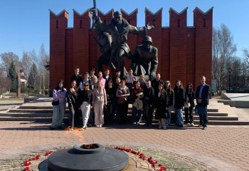 Почтим подвиг защитников Москвы: путешествие студентов и преподавателей к мемориалу героям-сибирякам в преддверии Дня Победы