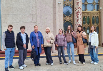 Кафедра иностранных языков и культуры на тематической экскурсии по мультимедийной экспозиции «Лев Толстой. Война и мир. Ожившие страницы»