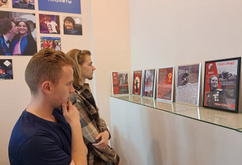 Выставка работ студентов кафедры искусств  «Подвиг народа» открылась в Российском государственном социальном университете