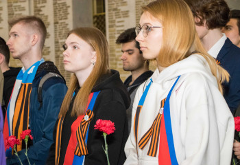 СТУДЕНТЫ И СОТРУДНИКИ РГСУ ПРИНЯЛИ УЧАСТИЕ В АКЦИИ ВОЗЛОЖЕНИЯ ЦВЕТОВ В МУЗЕЕ ПОБЕДЫ
