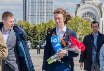 СТУДЕНТЫ И СОТРУДНИКИ РГСУ ПРИНЯЛИ УЧАСТИЕ В АКЦИИ ВОЗЛОЖЕНИЯ ЦВЕТОВ В МУЗЕЕ ПОБЕДЫ