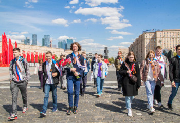СТУДЕНТЫ И СОТРУДНИКИ РГСУ ПРИНЯЛИ УЧАСТИЕ В АКЦИИ ВОЗЛОЖЕНИЯ ЦВЕТОВ В МУЗЕЕ ПОБЕДЫ