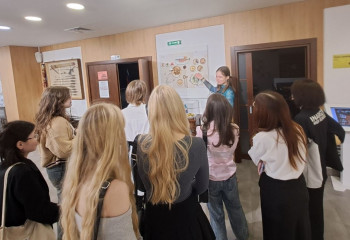 Студенты и преподаватели кафедры иностранных языков и культуры посетили выставку иллюстраций «Цветочные сны: вдохновение ханбоком», организованную Корейским Культурным центром